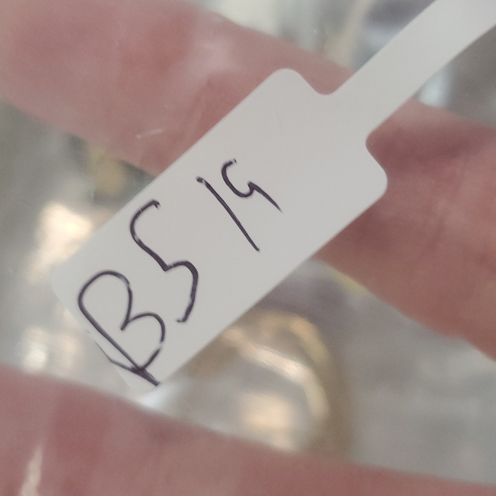 Breast‎ cancer ribbon pin vintage B519 - Picture 3 of 3